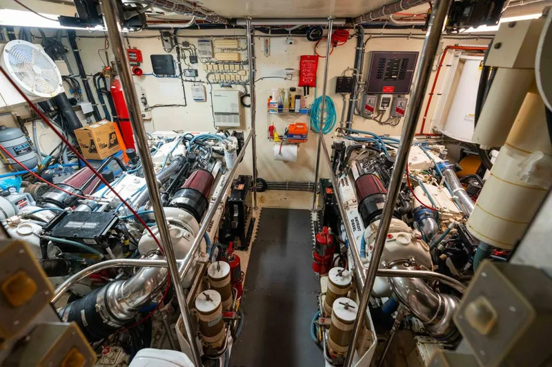 Slide: The Image of Hatteras Sport Deck Motor Yacht 1998 - 4724996