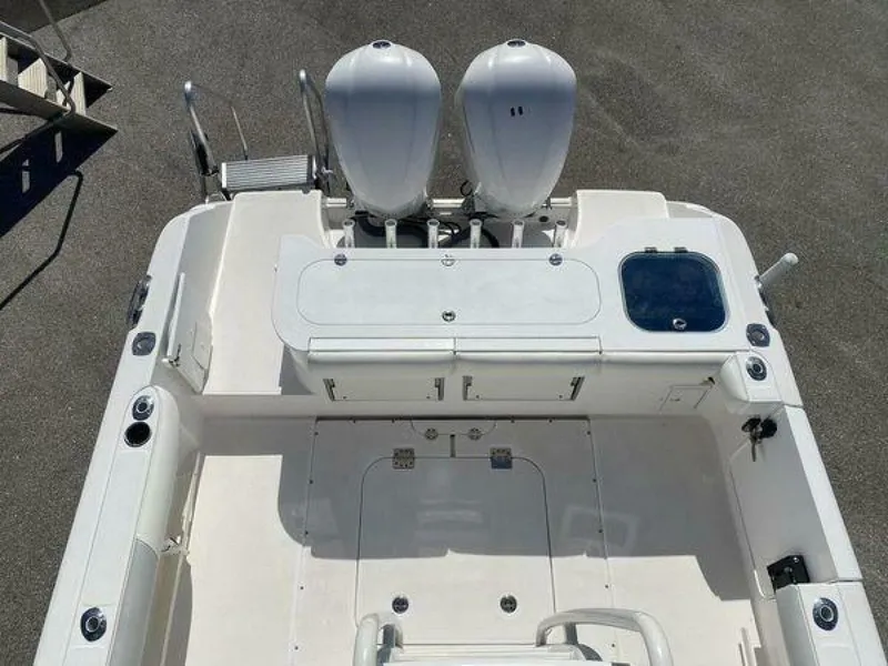 Slide: The Image of Everglades 32 Dauntless 325CC- Engines and Cockpit 2016 Everglades 325CC 32 Dauntless - 4737649