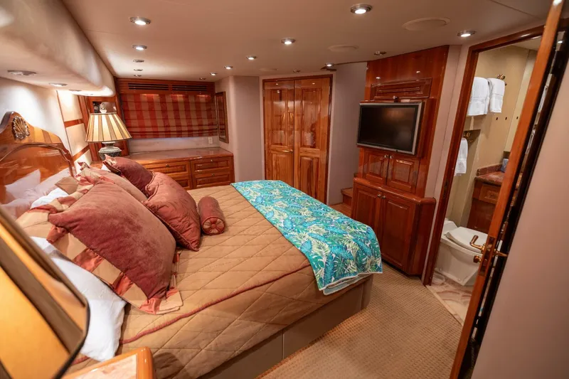 Slide: The Image of 2005 Hatteras 68 Convertible- Master Stateroom 4 - 4739211
