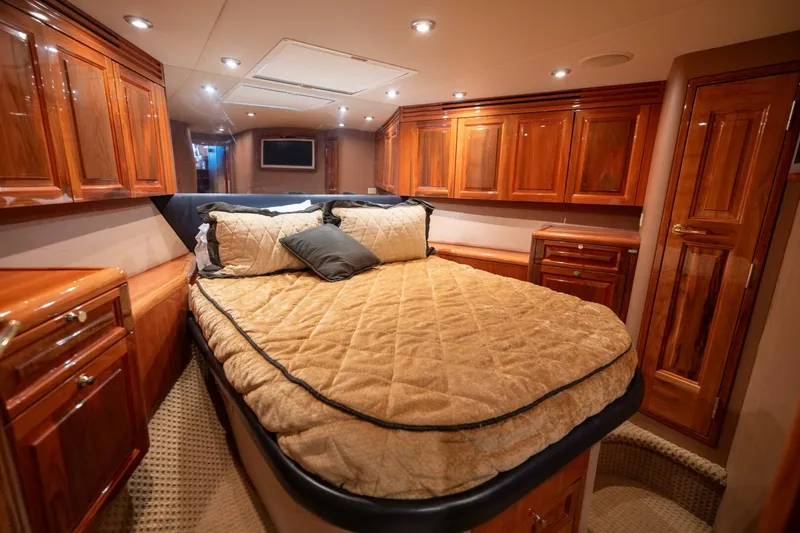 Slide: The Image of 2005 Hatteras 68 Convertible- V.I.P. Stateroom - 4739266