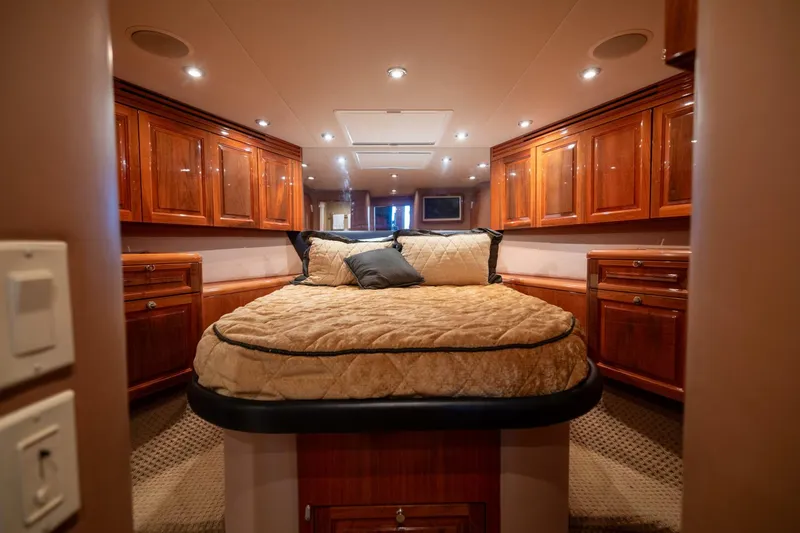 Slide: The Image of 2005 Hatteras 68 Convertible- V.I.P. Stateroom 2 - 4739260