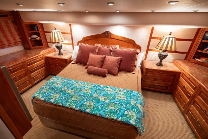 Slide: The Image of 2005 Hatteras 68 Convertible- Master Stateroom - 4739229