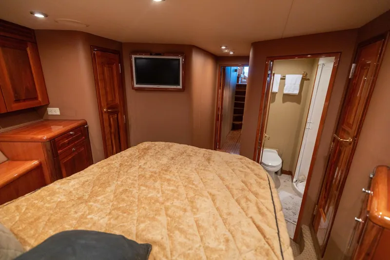 Slide: The Image of 2005 Hatteras 68 Convertible- V.I.P. Stateroom 3 - 4739263
