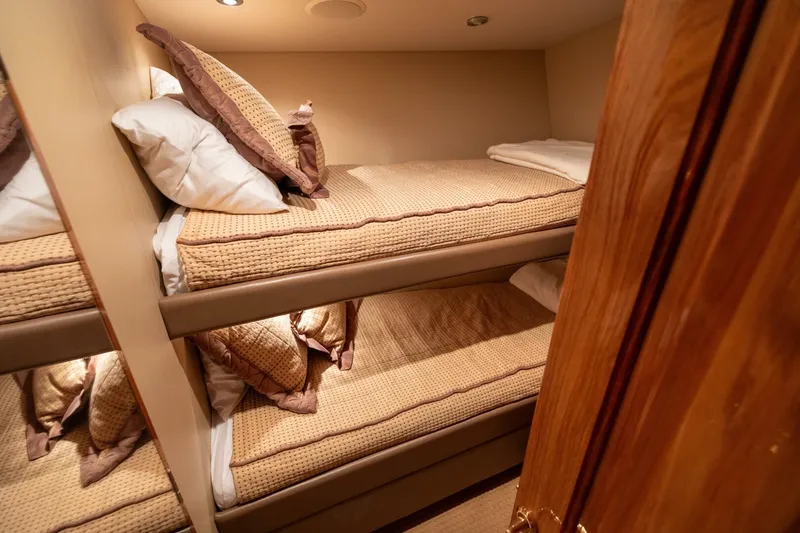 Slide: The Image of 2005 Hatteras 68 Convertible- Guest Stateroom 3 - 4739238