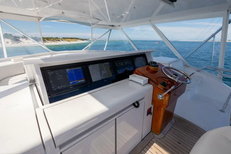 Slide: The Image of 2005 Hatteras 68 Convertible- Helm 2 - 4739315