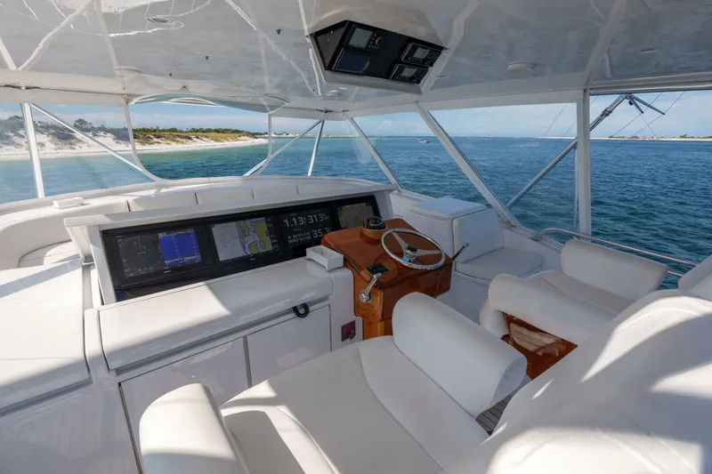Slide: The Image of 2005 Hatteras 68 Convertible- Helm 3 - 4739314
