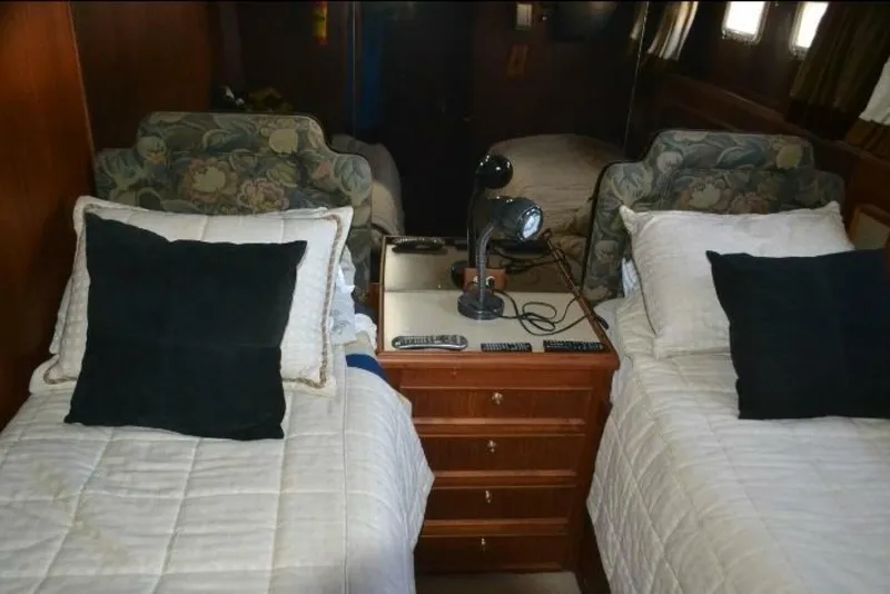 Slide: The Image of Hatteras 53 Extended Deck Motor Yacht 1984 - 4741274