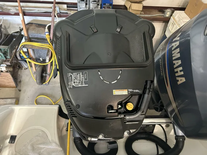 Slide: The Image of 2004 Boston Whaler 270 Outrage - 4746308