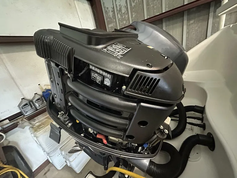 Slide: The Image of 2004 Boston Whaler 270 Outrage - 4746310
