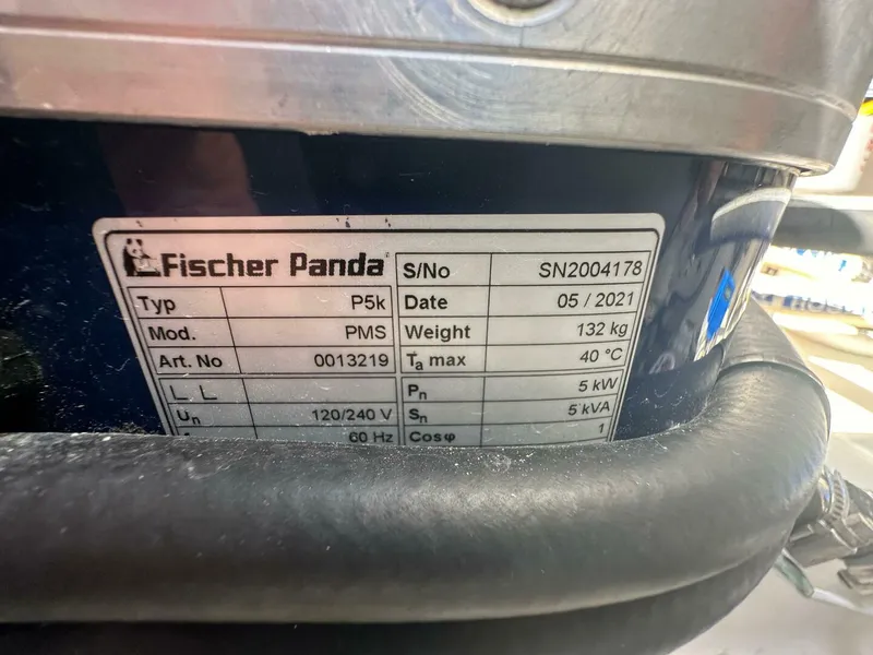 Slide: The Image of Fountain 43 NX 2022 - 4746368