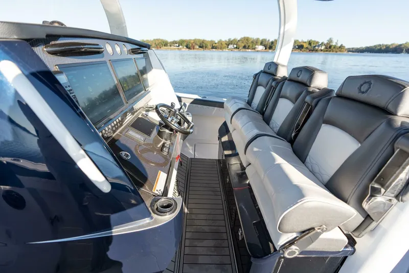 Slide: The Image of Fountain 43 NX 2022 - 4746371