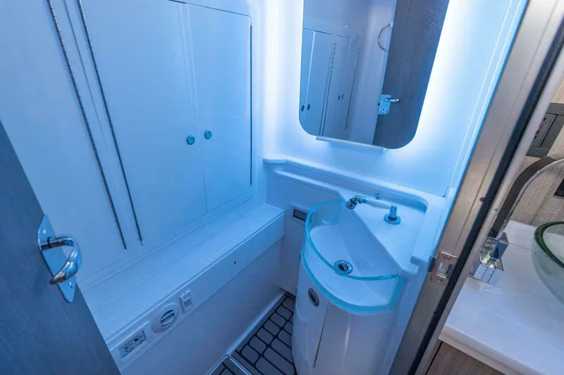 Slide: The Image of Fountain 43 NX 2022 - 4746378