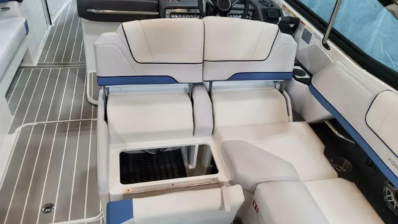 Slide: The Image of Formula 330 Crossover Bowrider 2025 - 4752514