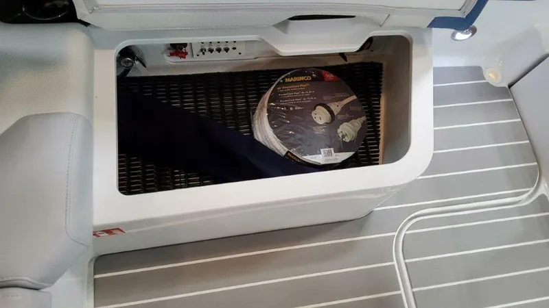 Slide: The Image of Formula 330 Crossover Bowrider 2025 - 4752516