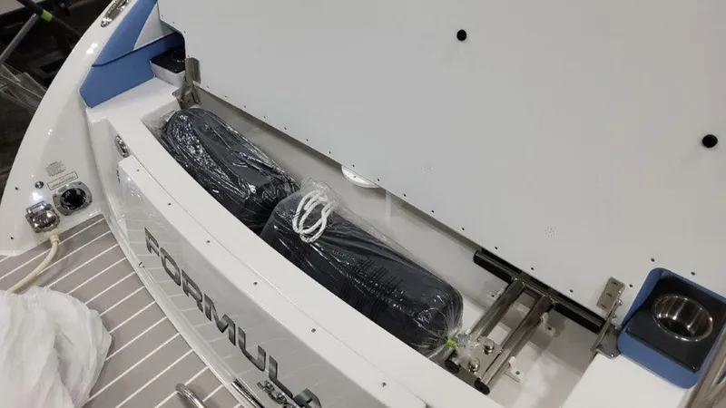 Slide: The Image of Formula 330 Crossover Bowrider 2025 - 4752518