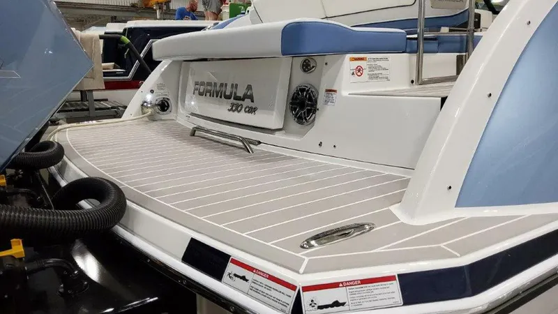 Slide: The Image of Formula 330 Crossover Bowrider 2025 - 4752522