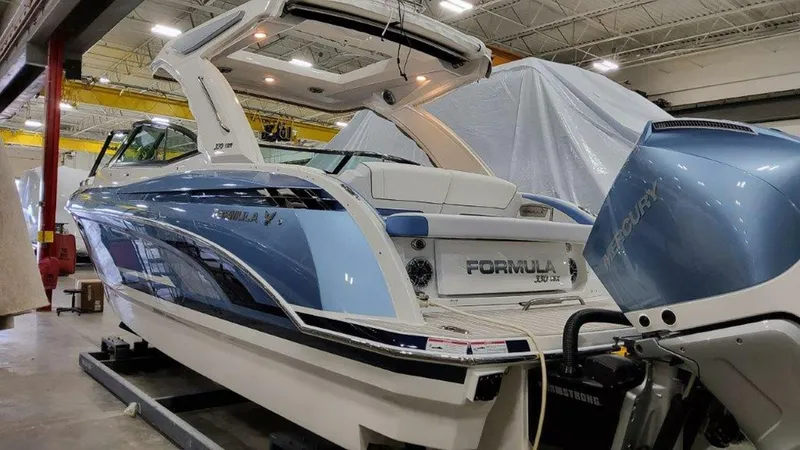Slide: The Image of Formula 330 Crossover Bowrider 2025 - 4752531