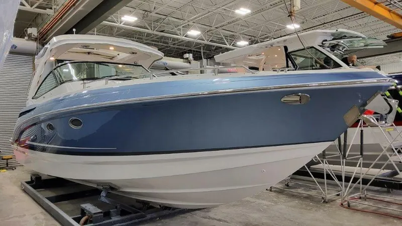 Slide: The Image of Formula 330 Crossover Bowrider 2025 - 4752532