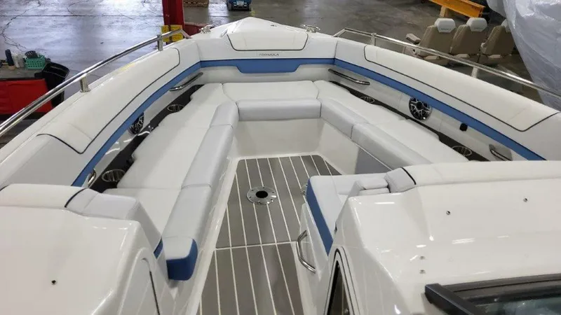 Slide: The Image of Formula 330 Crossover Bowrider 2025 - 4752503