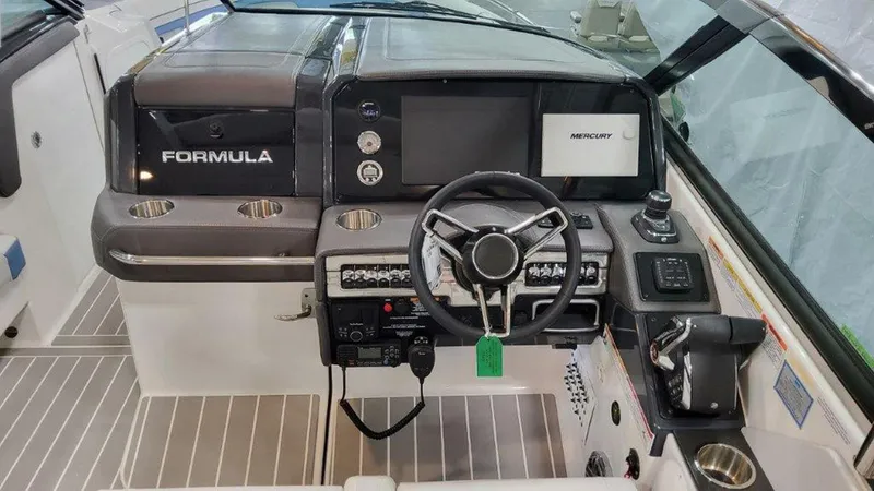 Slide: The Image of Formula 330 Crossover Bowrider 2025 - 4752504