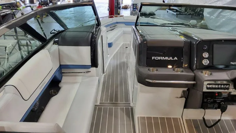 Slide: The Image of Formula 330 Crossover Bowrider 2025 - 4752510