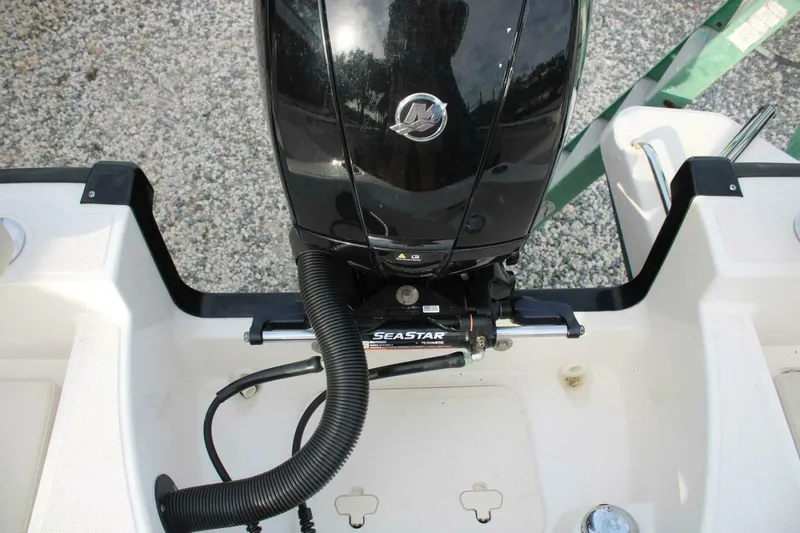 Slide: The Image of Boston Whaler 190 Montauk 2022 - 4752929