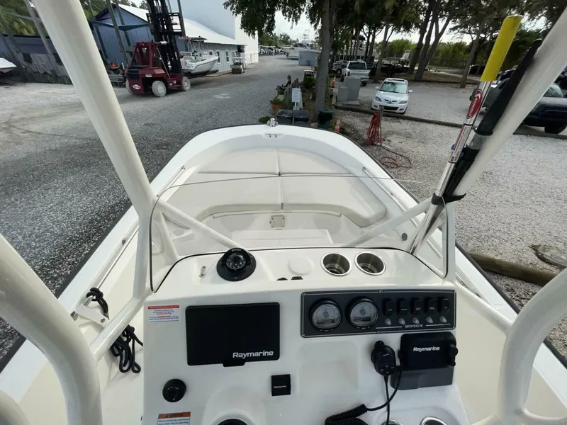 Slide: The Image of Boston Whaler 190 Montauk 2022 - 4752921