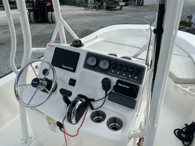 Slide: The Image of Boston Whaler 190 Montauk 2022 - 4752923