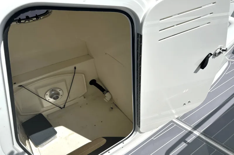 Slide: The Image of Boston Whaler 270 DAUNTLESS 2016 - 12