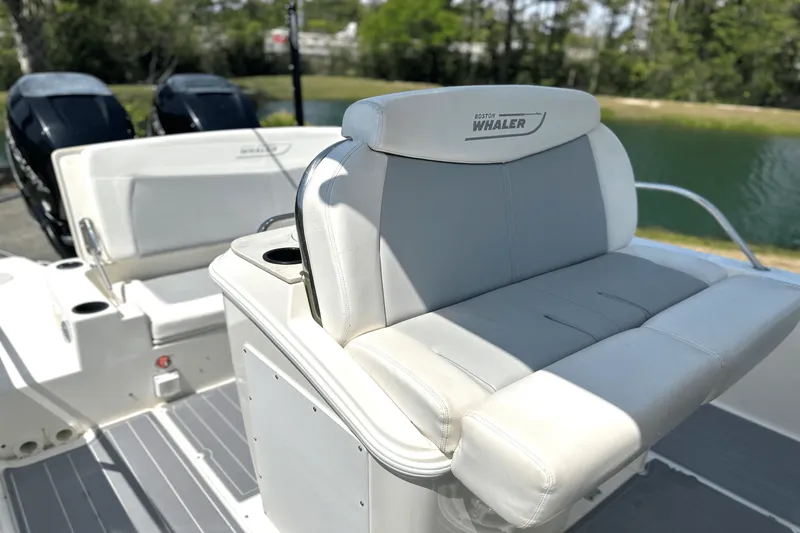 Slide: The Image of Boston Whaler 270 DAUNTLESS 2016 - 8