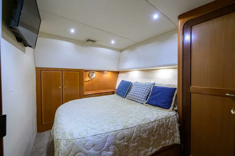 Slide: The Image of Ocean Yachts 50 SUMMEREBLE -Master Stateroom 2004 Ocean Yachts 50 SUMMEREBEL - 7652860