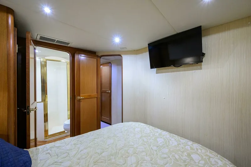 Slide: The Image of Ocean Yachts 50 SUMMEREBLE -Master Stateroom 2004 Ocean Yachts 50 SUMMEREBEL - 7652861