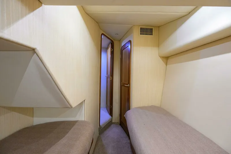 Slide: The Image of Ocean Yachts 50 SUMMEREBLE -Guest Stateroom 2004 Ocean Yachts 50 SUMMEREBEL - 7652866