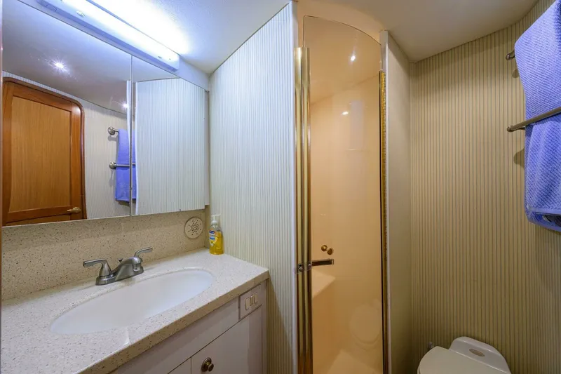 Slide: The Image of Ocean Yachts 50 SUMMEREBLE -Guest Head 2004 Ocean Yachts 50 SUMMEREBEL - 7652867