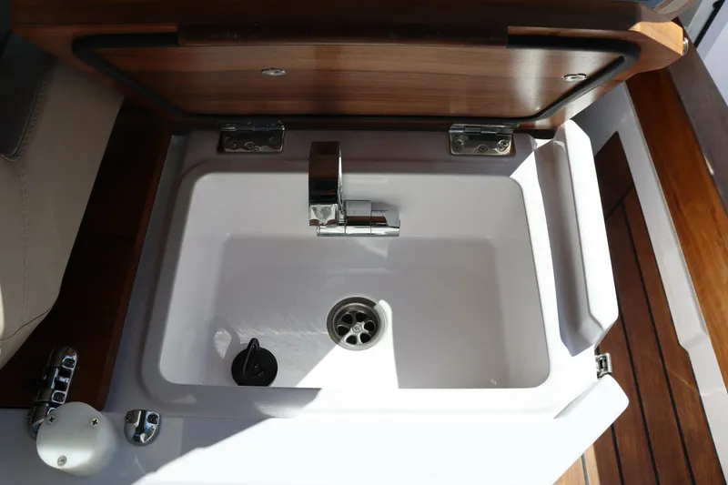 Slide: The Image of Axopar 28 CABIN 2023 - 4777950
