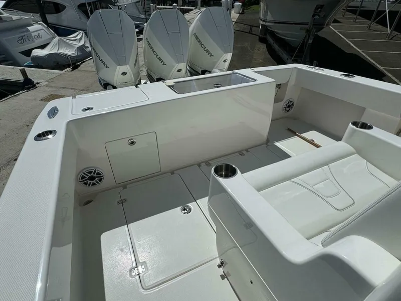 Slide: The Image of SeaVee 340Z 2024 - 4764596