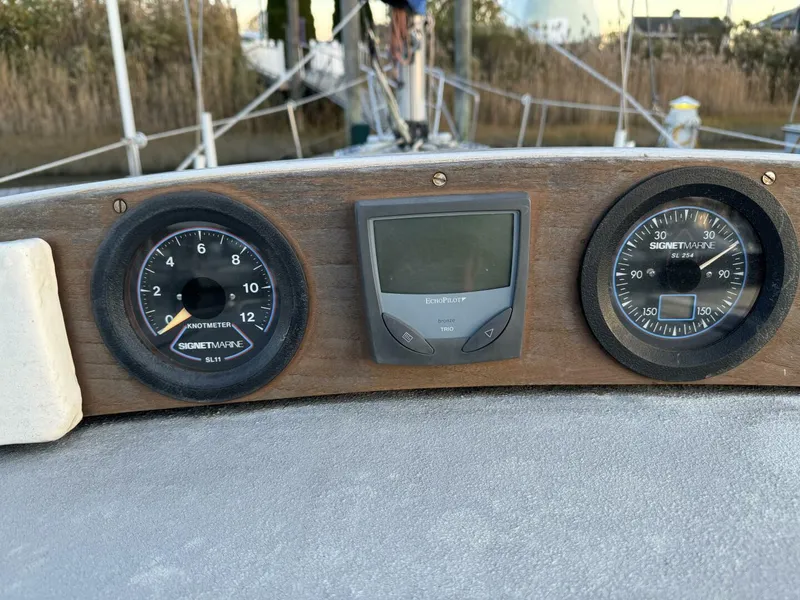 Slide: The Image of Sadler 34 1985 - 4764819