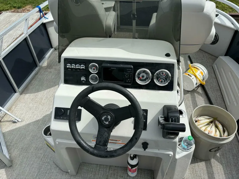 Slide: The Image of Tahoe GT2585 Center Console Fishing Tritoon 2022 - 4768520