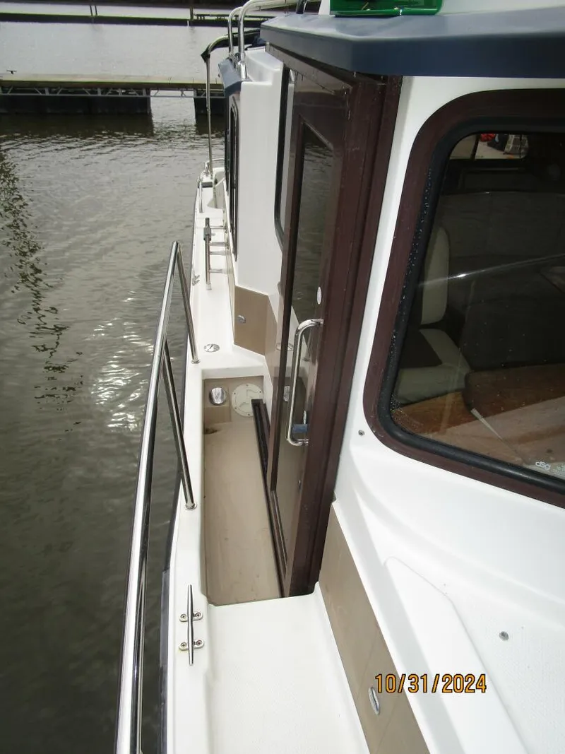 Slide: The Image of 29' Ranger Tugs starboard side deck2 - 4776152