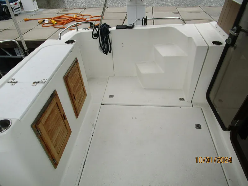 Slide: The Image of 29' Ranger Tugs cockpit port - 4776100