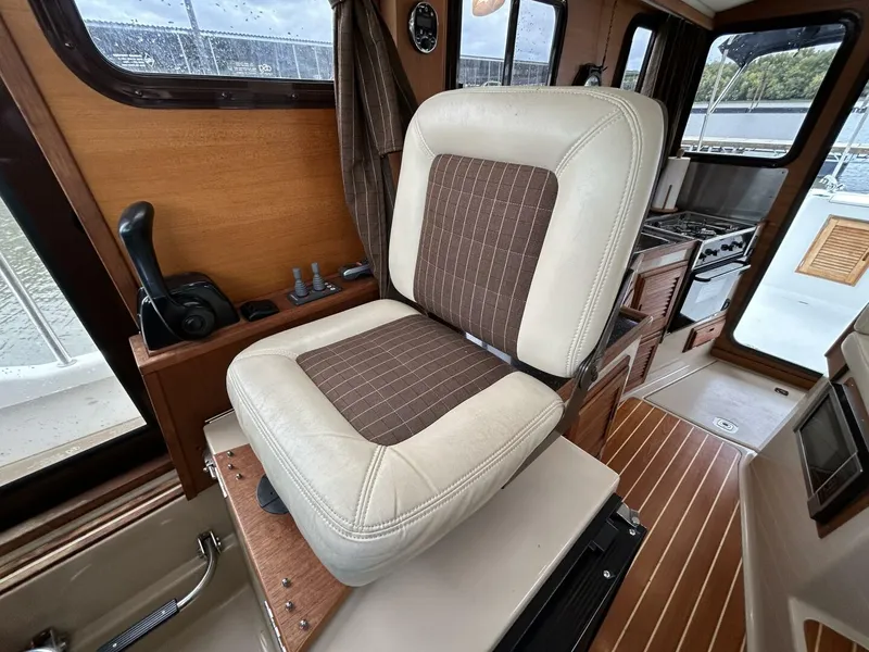 Slide: The Image of 29' Ranger Tugs helmseat - 4776124