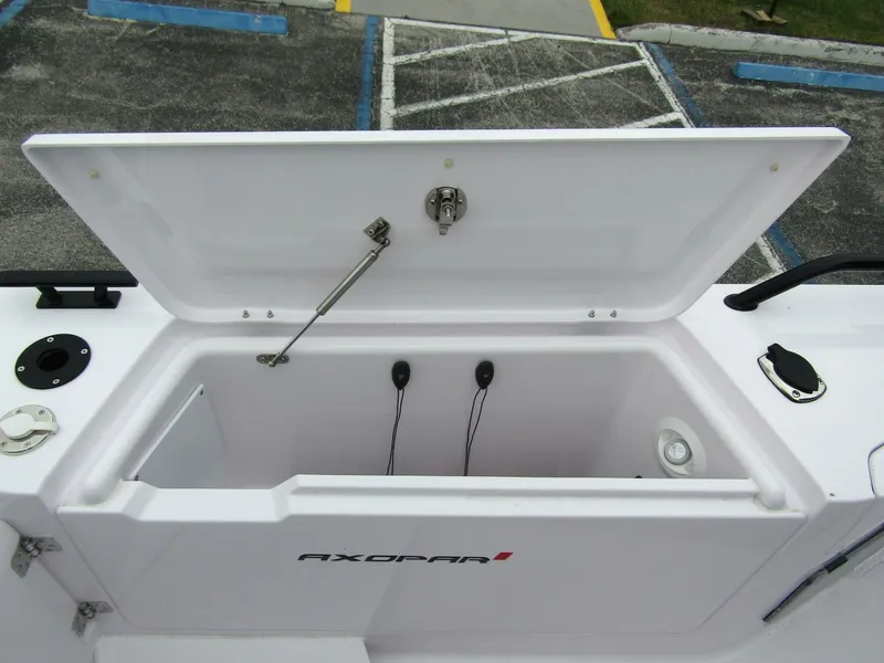 Slide: The Image of Axopar 37 Sun Top 2024 - 5283198