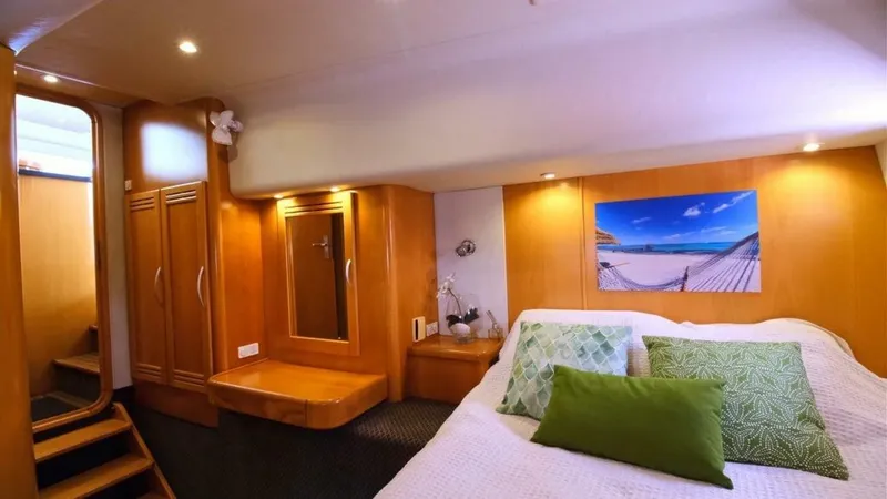 Slide: The Image of 2004 Leopard 62 - 4779534