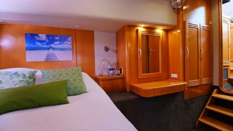 Slide: The Image of 2004 Leopard 62 - 4779533