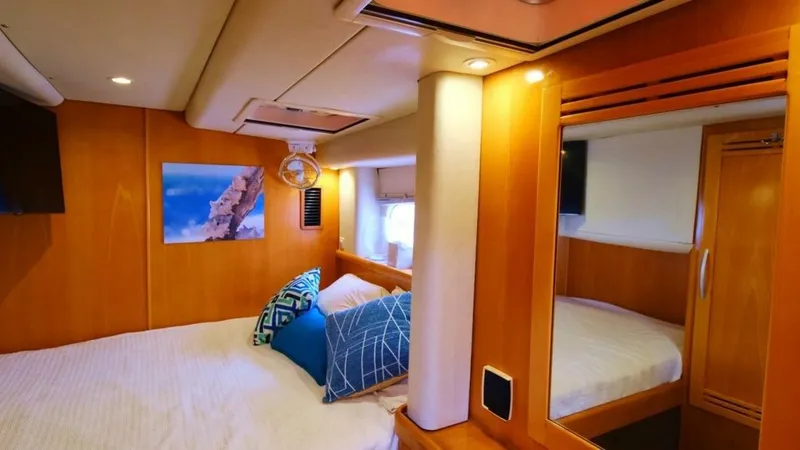 Slide: The Image of 2004 Leopard 62 - 4779581