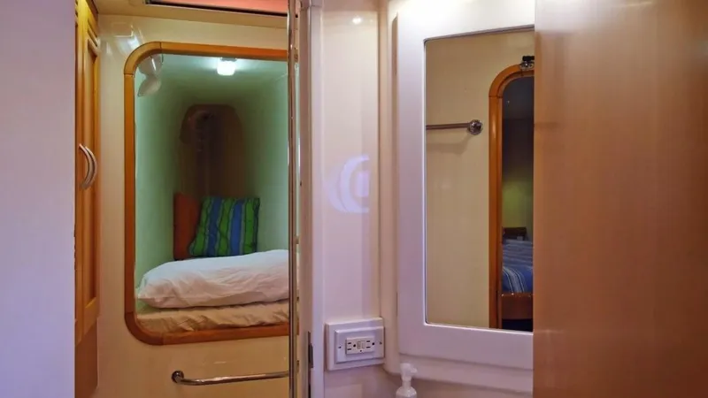 Slide: The Image of 2004 Leopard 62 - 4779576