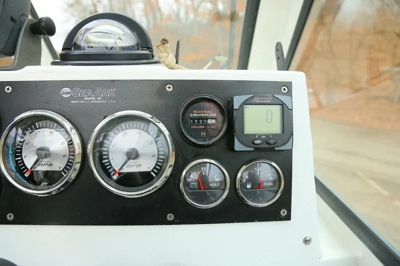 Slide: The Image of SeaArk 25 V Commander SAMA 1365 2002 - 7515463
