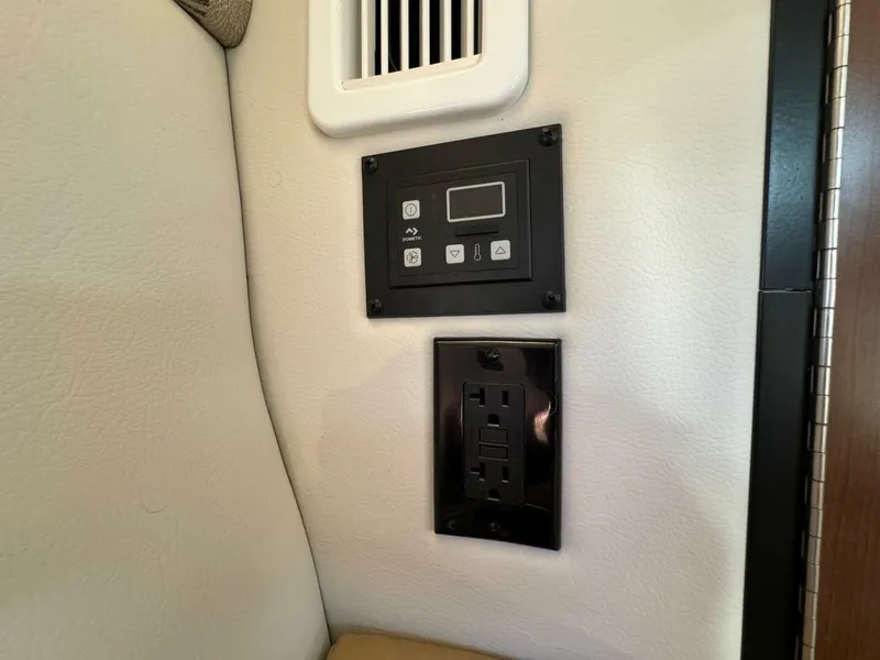 Slide: The Image of Crownline Boats 264CR 2020 - 4796408