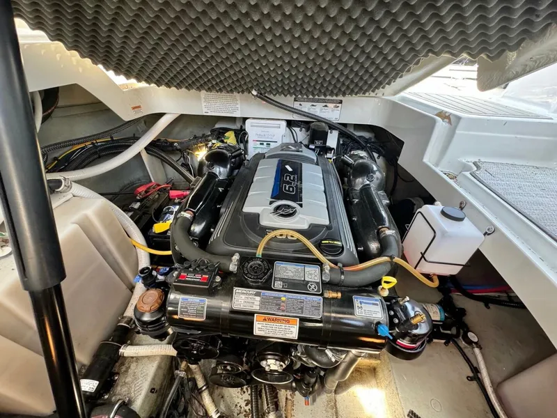 Slide: The Image of Crownline Boats 264CR 2020 - 4796413