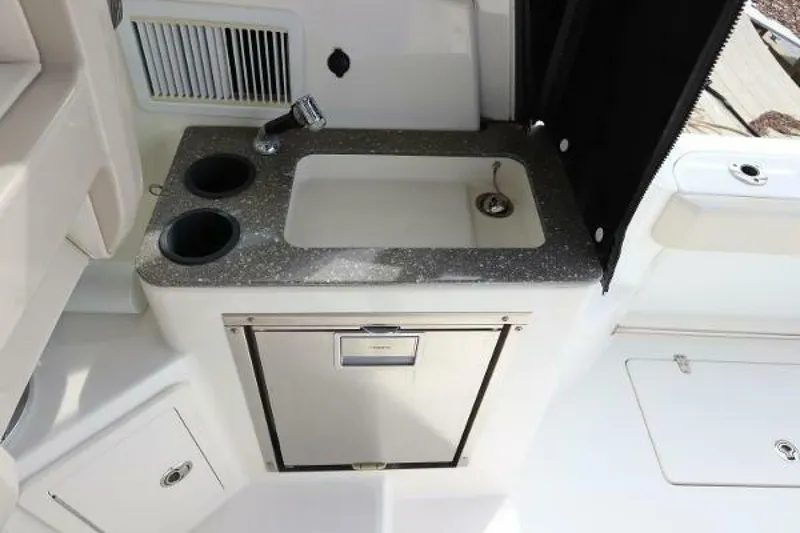 Slide: The Image of Boston Whaler 315 Conquest 2019 - 4798667